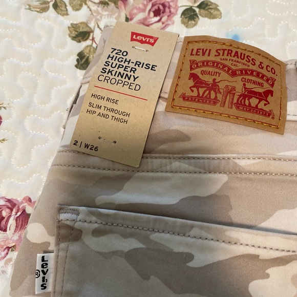 Women’s NWT Levi’s Camo jeans size 2 - Picture 2 of 4